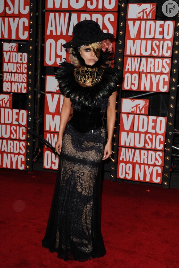 No MTV Video Music Awards de 2009, Lady Gaga também apareceu no evento com um look com penas