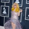 No Grammy Awards de 2010, Lady Gaga escolheu um vestido armado e transparente com um sapato com brilhos