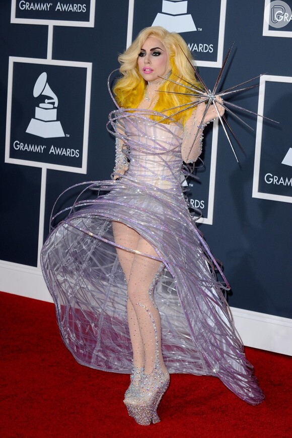 No Grammy Awards de 2010, Lady Gaga escolheu um vestido armado e transparente com um sapato com brilhos
