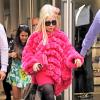 Durante um passeio em Nova York, em 2012, Lady Gaga usou um casaco de pele pink