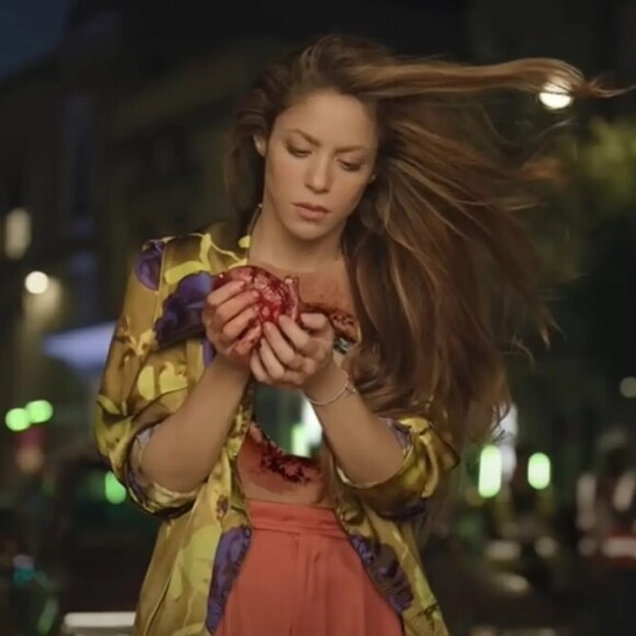 Web assumiu que aposentadoria de Piqué se deve ao jogador não querer anunciar a nova música de Shakira em seu uniforme