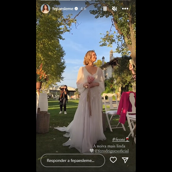 Fernanda Rodrigues escolheu um vestido com manga bufante para o casamento