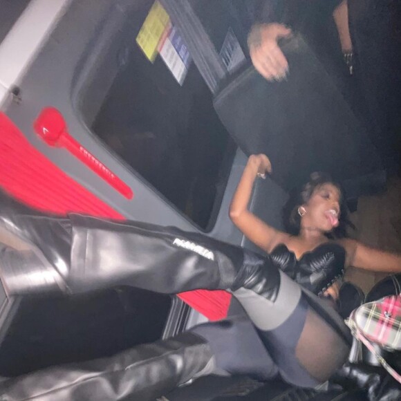 Iza apostou em look all black para assistir show de Lorde no Primavera Sound