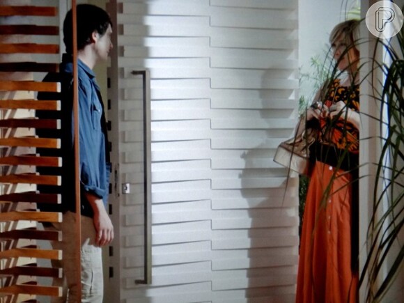 Após fugir da clínica, Caíque (Sergio Guizé) procura Samantha (Claudia Raia) e pede ajuda, em 'Alto Astral'
