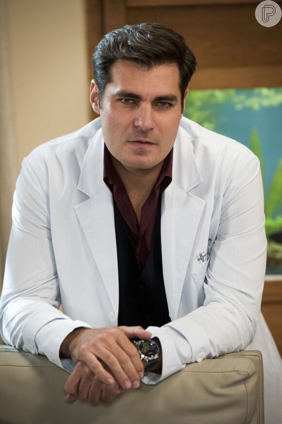 Marcos (Thiago Lacerda) invade a casa de Samantha (Claudia Raia) com enfermeiros para levar Caíque (Sergio Guizé), mas não o encontra, em 'Alto Astral'