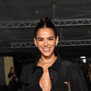 O look preto e superdecotado de Bruna Marquezine também tinha recortes na lateral