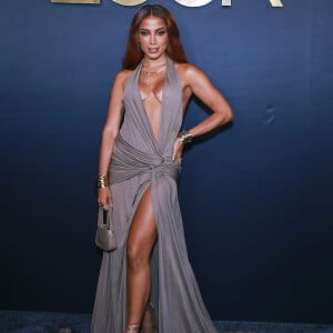 Vestido ultradecotado Blumarine foi usado por Anitta em evento internacional