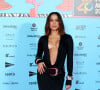 Vestido preto da Versace com decote bem profundo foi usado por Anitta em premiação na Espanha