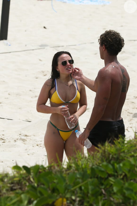 Namorado de Larissa Manoela, André Luiz Frambach fez carinho no rosto da atriz durante dia de praia