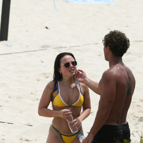 Namorado de Larissa Manoela, André Luiz Frambach fez carinho no rosto da atriz durante dia de praia
