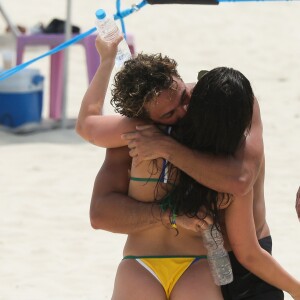 Beijo de André Luiz Frambach em Larissa Manoela: atriz ganha carinho no pescoço em dia de praia