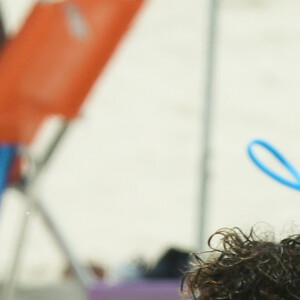 André Luiz Frambach e Larissa Manoela se abraçam em dia de praia