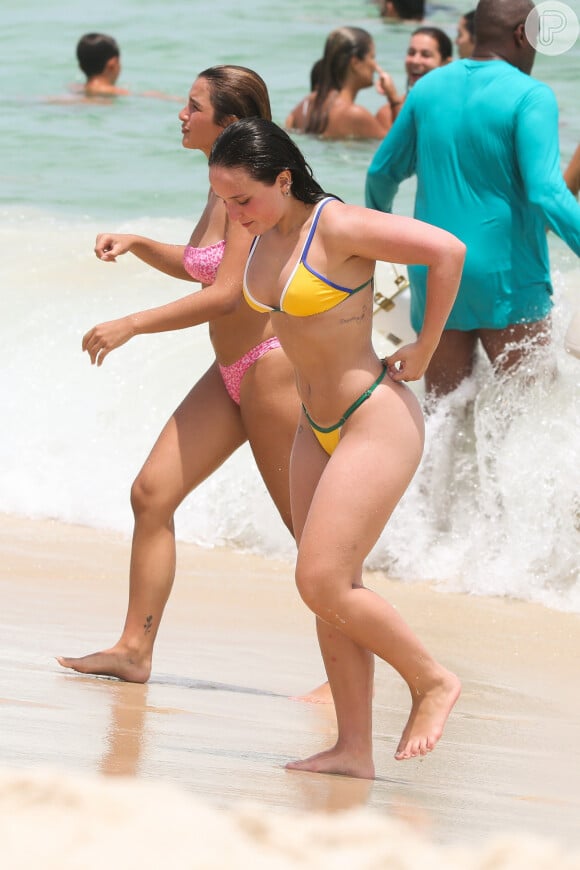 Biquíni Brasilcore: Larissa Manoela apostou em look amarelo com detalhes em branco, verde e azul