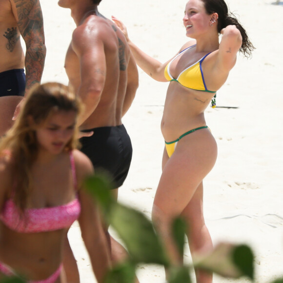 Dia de praia de Larissa Manoela e André Luiz Frambach contou com jogos