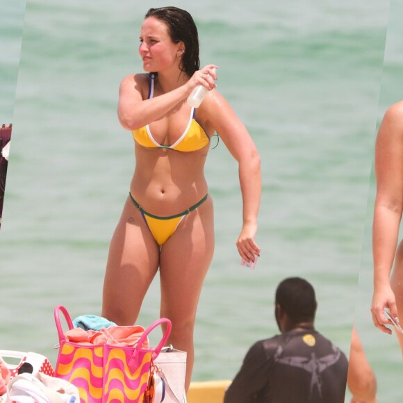Biquíni com a tendência Brasilcore foi escolha de Larissa Manoela para dia de praia na companhia do namorado, André Luiz Frambach