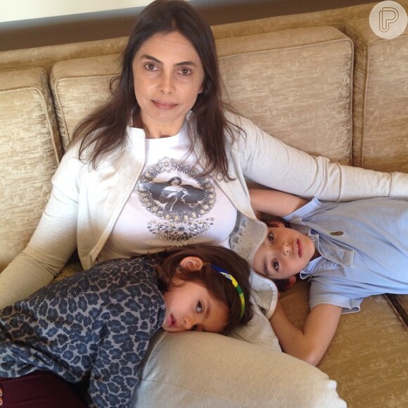 Rosangela Lyra, mãe de Carol Celico, posa com os netos, filhos da blogueira, Luca e Isabella