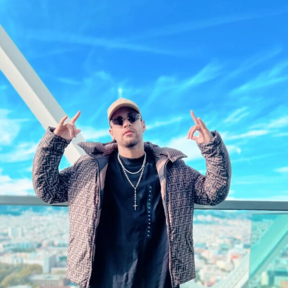 Neymar ocupa a quarta posição, ganhando US$ 87 milhões (aproximadamente R$ 465 milhões)