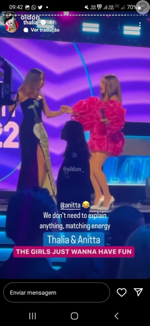 Com look que trazia homenaem a Xuxa, Anitta dançou com Thalía no palco do Grammy Latino