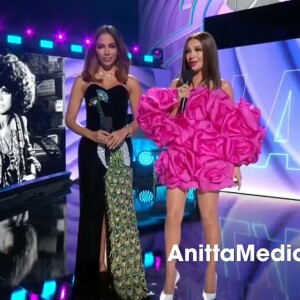 O vestido usado por Anitta para apresentar o Grammy Latino foi uma recriação de produção icônica de Xuxa Meneghel