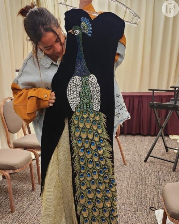 Anitta surgiu emocionada com o vestido em bastidores do Grammy Latino: Xuxa postou a foto em seu Instagram