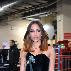 Anitta escolheu vestido sem alças e com decote coração com bordado de pavão para Grammy Latino 2022