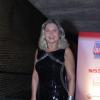 Vera Fischer coloca vestido preto e exibe corpão em evento