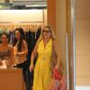 Vera Fischer usa vestido amarelão para ir ao shopping em novembro de 2010