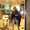 Vera Fischer deixa barriga a mostra enquanto passeia em shopping carioca