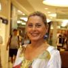 Vera Fischer esbaja felicidade em shopping carioca