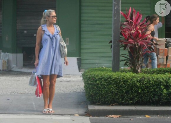 Vera Fischer usa vestido delicado azul para ir até uma livraria em dezembro de 2009