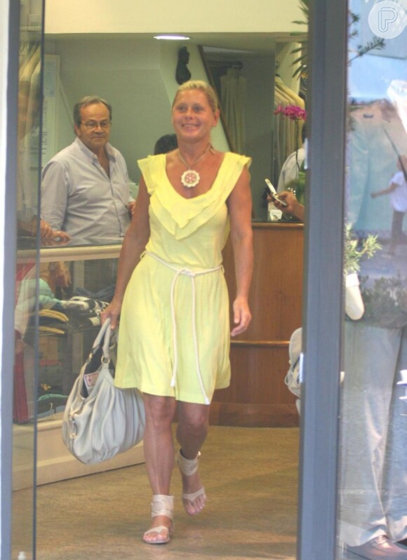 Vera Fischer faz compras no Leblon no fim de 2009