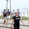 Vera Fischer caminha em Ipanema