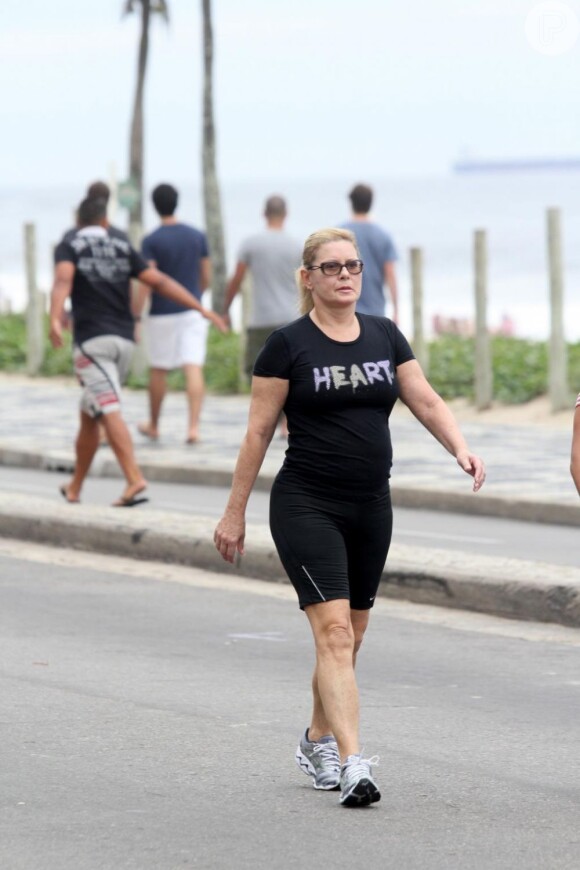 Vera Fischer caminha em Ipanema
