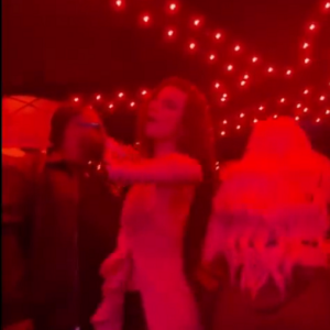 Giulia B rebola durante show de Anitta, enquanto Luísa Sonza aparece de costas