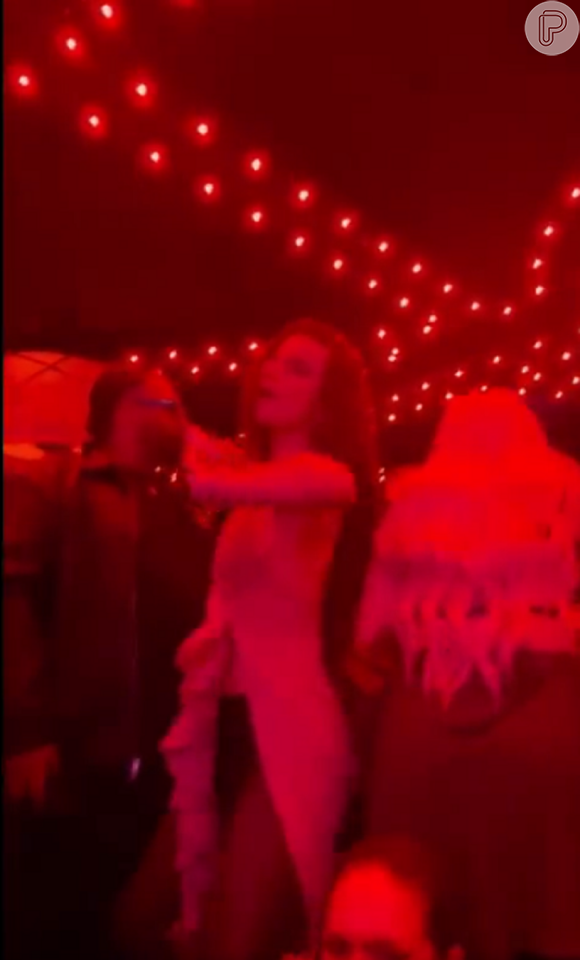 Giulia B rebola durante show de Anitta, enquanto Luísa Sonza aparece de costas