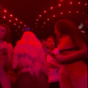 Durante show de Anitta, Luísa Sonza aperece de costas e conversando com Ludmilla
