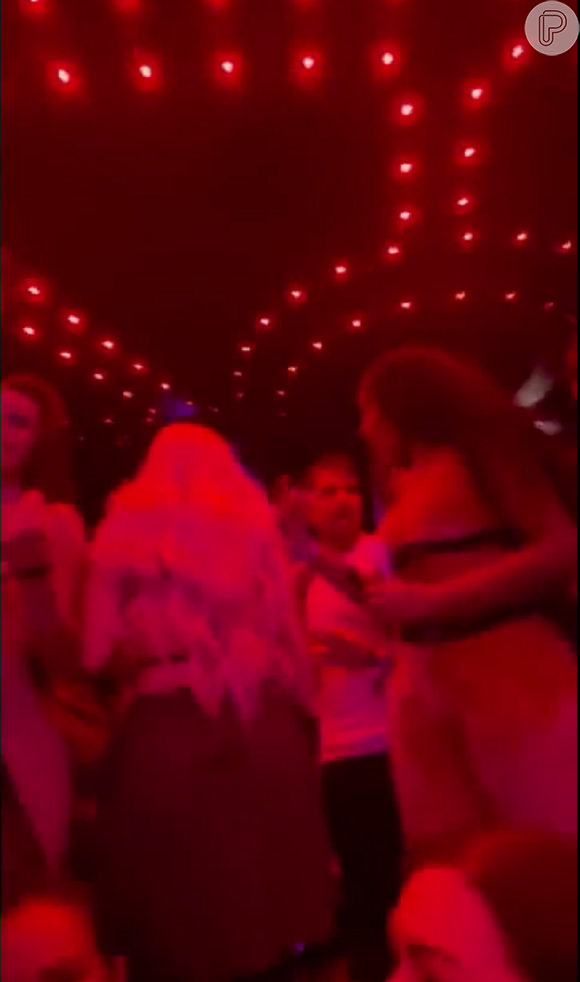 Durante show de Anitta, Luísa Sonza aperece de costas e conversando com Ludmilla