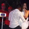 Anitta sensualiza com fã em show em Búzios, nesta terça-feira, 30 de dezembro de 2014