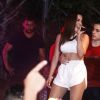 De barriga de fora, Anitta ganha 'agarradinha' da fã na cintura em show em Búzios, no Rio