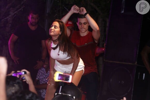Anitta aposta em coreografia sensual com fã em seu último show de 2014, que aconteceu em Búzios, no Rio