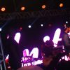Anitta faz show em Búzios e sensualiza com fãs no palco