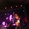Anitta faz show em Búzios e sensualiza com fãs no palco