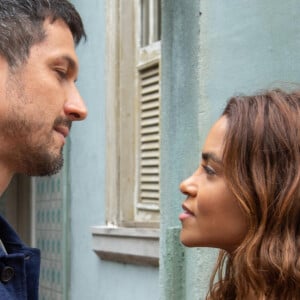 Brisa (Lucy Alves) e Oto (Romulo Estrela) engatam namoro na novela 'Travessia'