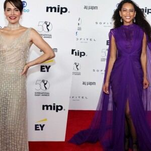 Leticia Colin aposta no brilho e Taís Araujo usa vestido com capa no Emmy 2022. Detalhes dos looks!