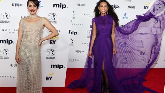 Leticia Colin aposta no brilho e Taís Araujo usa vestido com capa no Emmy 2022. Detalhes dos looks!