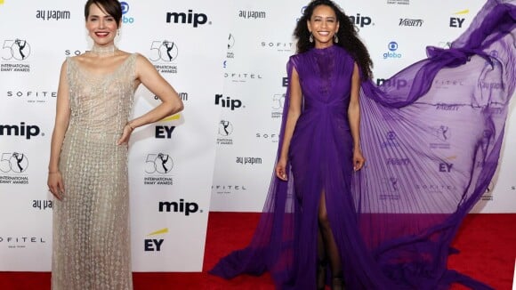 Emmy 2022: Leticia Colin aposta no brilho e Taís Araujo repete vestido usado por Lady Gaga. Detalhes dos looks!