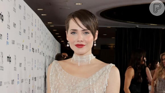 Leticia Colin escolheu uma maquiagem clássica e iluminada para o Emmy 2022