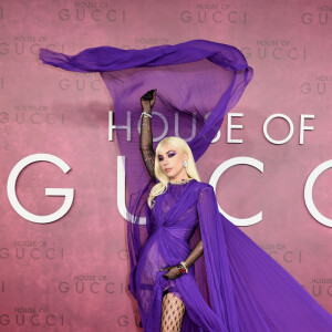 Lady Gaga usou vestido roxo da Gucci para lançar o filme 'House of Gucci'