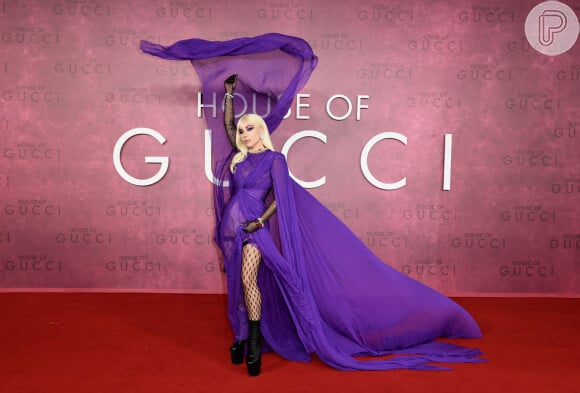 Lady Gaga usou vestido roxo da Gucci para lançar o filme 'House of Gucci'