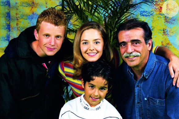 Novela 'Pequena Travessa': Júlia (Bianca Rinaldi) com o pai, Rafael (Walter Breda), e os irmãos, Tonho (Caio Romei) e Daniel (Emanuel Dória)
